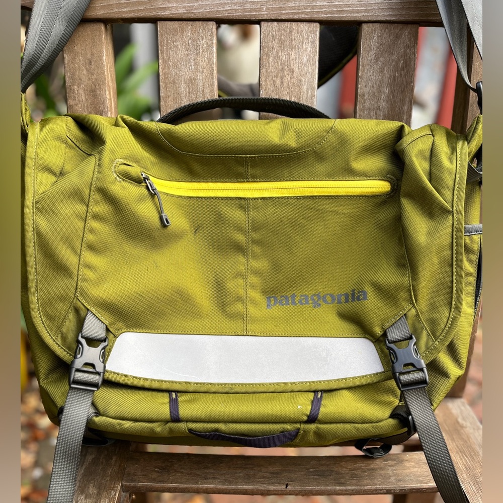 Patagonia Olive Green Messenger critical mass Bag excellent condition
